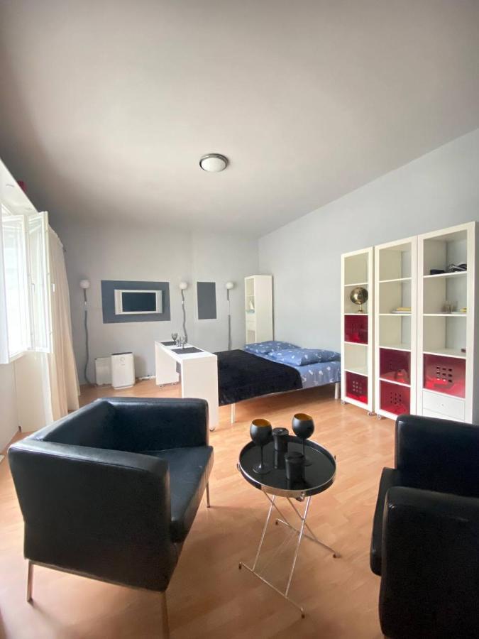 Cozy Modern Apartment With Small Balcony In The Heart Of เบอร์ลิน ภายนอก รูปภาพ